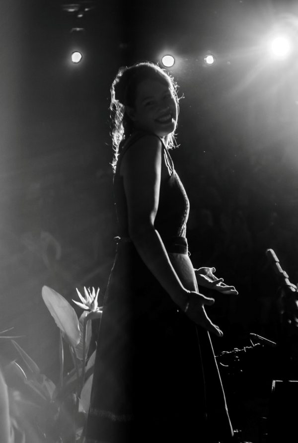 Iris Romen with Guitar